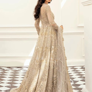 Robes de mariée élégantes en tissu satiné avec une longue traîne et une coupe raffinée pour les mariées traditionnelles et contemporaines - Product Image 2
