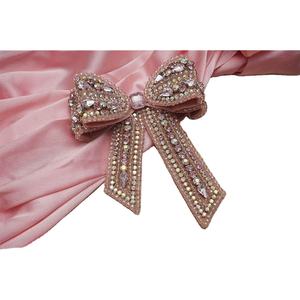 Mini pince à cheveux de luxe unie avec nœud en perles de cristal, style doux, détails en pierres précieuses roses et perles, 5 cm, multi-occasions pour femme - Product Image 1