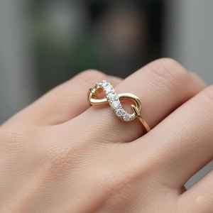 Anillo Infinito con Moissanita Redonda, Anillo de Compromiso Delicado en Oro Sólido de 14K, Anillo de Promesa Minimalista, Regalos Únicos para Novia - Product Image 5