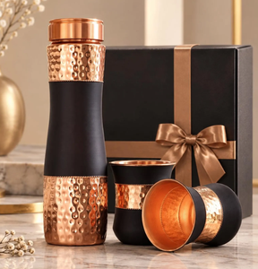 Botella de Agua de Cobre Puro con Revestimiento Negro Mate, Diseño Martillado, Tapa Hermética, Ideal para Viajes, Yoga y Actividades al Aire Libre - Product Image 3