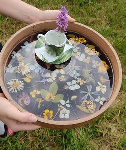 Plateau rond en bois avec de vraies fleurs sauvages en résine, plateau de service, décoration botanique pour la maison, vaisselle bohème faite à la main - Product Image 2