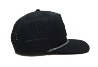 Gorra Trucker Negra con Emblema Frontal de Goma en Relieve, Cierre Ajustable a Presión y Diseño Casual Transpirable para Streetwear