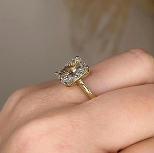 Anillo de Compromiso con Diamante de Corte Cojín Alargado, Diamante Creado en Laboratorio en Oro Amarillo de 14K con Certificado IGI para Mujer - Product Image 3