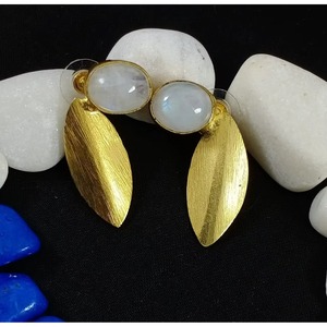Boucles d'oreilles pendantes tendance en laiton plaqué or avec pierre de lune arc-en-ciel ovale, style bohème, bijoux pour femmes - Product Image 1