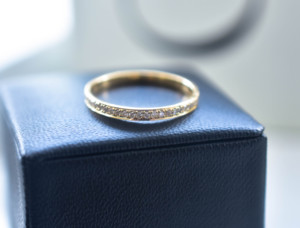 Anillo de Eternidad con Diamantes Brillantes Micro-Pavé en Oro Sólido de 18K, Brillo Eterno y Hermoso - Product Image 3