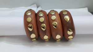 Bracelet de luxe en bois, résine et métal, motif floral artistique peint à la main, idéal pour les fêtes et comme cadeau. - Product Image 3