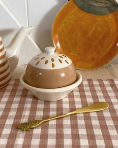 Mantequillera de Estilo Vintage con Tapa de Cúpula, Patrón Decorativo, Acabado Esmaltado Liso, Bandeja Compacta, Elegante Almacenamiento de Mantequilla para Mesa - Product Image 3