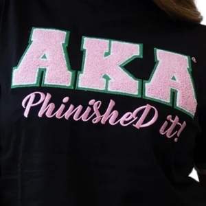 T-shirt décontracté et élégant pour femme en coton premium écologique avec logo en chenille verte, idéal pour l'été et le quotidien - Product Image 3