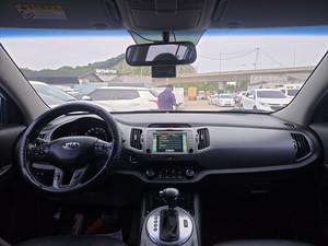 Sportage SUV Compacto Crossover Blanco Usado con Volante a la Izquierda, 5 Puertas, Modelo 2015, Transmisión Automática, Motor Turbo, Urban Dark - Product Image 3