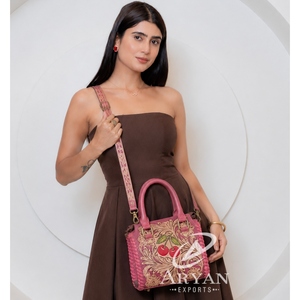 Bolsos de Viaje Pequeños de Cuero con Diseño Floral en Color Rosa, Estilo Occidental, Lindos Bolsos Cruzados de Cuero Vacuno Genuino - Product Image 1