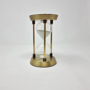 Sablier traditionnel artisanal en laiton avec bulbe en verre et cadre métallique pour un chronométrage précis - Product Image 1