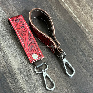 Nouveau 2025 Vente en gros Porte-clés en cuir de vachette personnalisé à motif floral, élégant, sculpté à la main et estampé, avec dragonne en cuir et pince à clés mignonne - Product Image 6