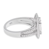 Bague en or blanc 18 carats avec halo de diamants taille émeraude et baguette, à double sangle, Memoria Jewels, vente en gros