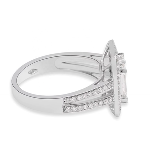 แหวนทองคำขาว 18k รูปทรงมรกตประดับเพชรทรงบาแกตต์แบบวงแหวนแหวก ยี่ห้อ Memoria Jewels ขายส่ง - Product Image 4