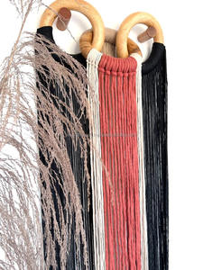 ผ้าทอฝ้ายสไตล์โบฮีเมียนแบบใหม่ พร้อมพู่ห้อยไล่เฉดสี พร้อมกรอบไม้ สำหรับตกแต่งผนังห้องนั่งเล่นและห้องนอน - Product Image 4