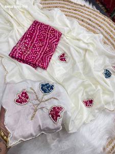 Magnifique sari en soie Chinon avec motifs Cutdana faits à la main et bordure Bandhani, et blouse avec motifs Cut-work et Bandhani faits à la main. Sari Love. - Product Image 3