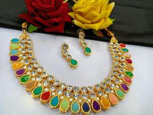 Parure de bijoux ethnique traditionnelle en alliage plaqué argent avec collier ras-du-cou et boucles d'oreilles à motif floral en strass de cristal pour fiançailles et anniversaire - Product Image 2