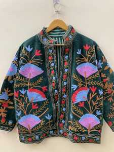 Veste courte en velours vert doux brodée Suzani, veste de printemps, manteau d'inspiration vintage ouzbèque, veste de fête bohème pour femmes, cadeaux - Product Image 2