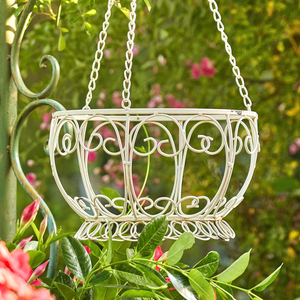 Élégante corbeille à fleurs suspendue en fer blanc avec détails en volutes et suspension par chaîne pour balcon, patio, jardin et extérieur - Product Image 2