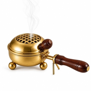 Brûleur d'encens décoratif en laiton avec poignée en bois, motif lune et étoiles découpé, couvercle en maille, pour charbon et résine, idéal pour la relaxation et la purification. - Product Image 5