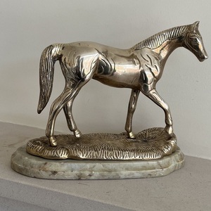 Sculpture en aluminium coulé pour une décoration intérieure élégante, alliant artisanat artistique et attrait décoratif intemporel pour les intérieurs. - Product Image 6