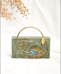 Pochettes en résine faites à la main en Inde pour femmes, sacs à main de haute qualité, élégants et tendance pour les soirées et événements. - Product Image 3