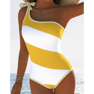 Traje de baño náutico a rayas con un solo tirante y diseño festoneado. El diseño incluye una sola correa para el hombro adornada con un detalle de lazo. - Product Image 4