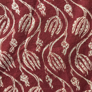 ผ้าฝ้ายพิมพ์ลายมือสีแดงขาว – ลายดอกไม้บูตะไวน์ ผ้าฝ้ายอินเดียสำหรับชุดเดรสและเครื่องแต่งกาย - Product Image 1