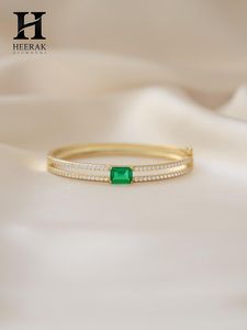 Brazalete de Diamantes de Doble Hilera de Lujo con Piedra Central Verde Corte Esmeralda, Joyería Fina de Oro de 18K - Product Image 6