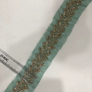 Exquisito Borde de Saree Floral Ecológico con Adornos Hechos a Mano, Lentejuelas Metálicas, Bordado de Precisión, 100% Poliéster, Lujoso - Product Image 1