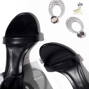 Sandales habillées essentielles à talons carrés de 5 cm avec bride cheville, en PU satiné, fabricant vietnamien ODM/OEM - Product Image 5