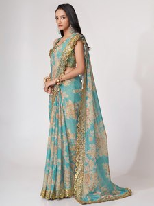 Sari en soie bleu ciel avec imprimé floral et bordure brodée or, tenue de mariage indienne traditionnelle pour femmes - Product Image 3