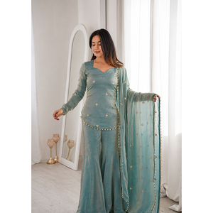 Ensemble Kurti et Palazzo de créateur pour femme – Tenue ethnique haut de gamme indienne imprimée et brodée pour les occasions décontractées et les fêtes - Product Image 1