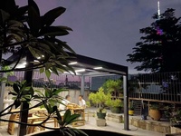 Pavillon de jardin moderne avec structure en acier thermolaqué noir et toit à lames bioclimatiques pour terrasse et espace de vie extérieur