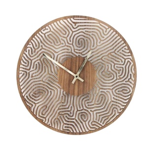 Reloj de Pared Circular de Madera con Manecillas de Latón, Elegante Reloj para Sala de Estar y Decoración Contemporánea del Hogar - Product Image 1