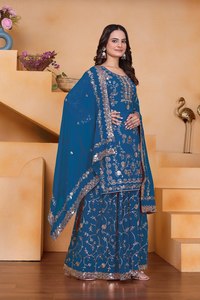 Ensemble de costume Sharara en Georgette de renard de qualité supérieure avec broderie de sequins lourds, travail sur le devant et le dos, et dupatta de créateur - Product Image 1