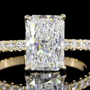 Bague de fiançailles en or jaune 14 carats avec halo caché taille radiant de 2,44 carats, diamant Moissanite, bague de mariée unique, bague de demande en mariage - Product Image 4