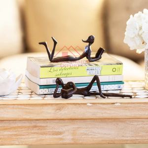 Figurine humaine d'intérieur moderne 2 pièces Birdsall homme et femme lecture confortable d'un livre ensemble de Sculpture/nouvelle Sculpture de Table - Product Image 2