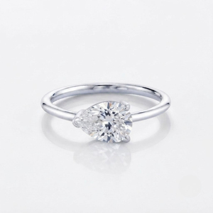 Anillo Solitario Clásico Rhaya Jewels de Plata de Ley 925 con Baño de Rodio y Circonita Corte Pera, Engaste de Garra, Delicado, para Aniversario de Mujer - Product Image 1