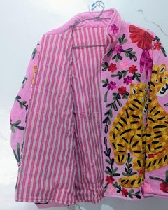 Veste en velours rose pâle brodée à la main avec des motifs de tigre doré et floraux, style bohème, confectionnée avec expertise, pour femmes - Product Image 6