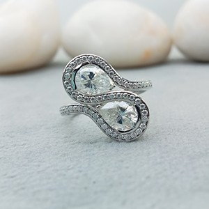 Bague de fiançailles et de mariage solitaire en moissanite et diamant de laboratoire, taille poire, taille brillant, couleur D, plaqué or rose - Product Image 1