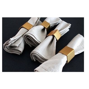 Anillo para Servilletas de Aluminio Dorado de Lujo con Acabado Texturizado, Elegante Accesorio de Mesa para Bodas, Fiestas, Cenas Formales, Ecológico - Product Image 1