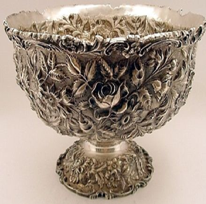 Sopera de plata pulida con borde de diseño griego y remate decorativo en forma de corona, disponible a precios de mayorista. - Product Image 2