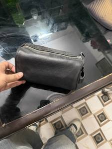 Bolsa de Aseo Moderna Negra de PU con Cierre de Cremallera con Patrón de Rejilla de Diamantes, Asa Suave y Capacidad Media para Cosméticos - Product Image 3
