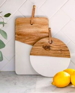 Planche à découper personnalisée en bois d'acacia et marbre avec poignée, bloc de découpe personnalisable gravé au laser - Product Image 1