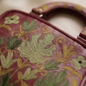 Bolso de Mano con Bordado Kashmiri – Cuero Borgoña con Diseño de Ramo de Hojas Tropicales - Product Image 4