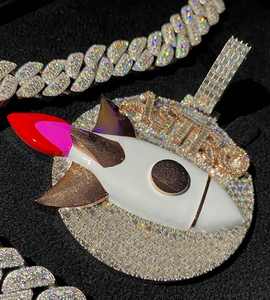 จี้ห้อยคอเงินแท้ 925 แบบกำหนดเอง ประดับเพชรโมอิสซาไนต์เคลือบเงาเต็มเส้น สไตล์ฮิปฮอป ผ่านการทดสอบเพชร พร้อมดีไซน์ตัวอักษร - Product Image 2