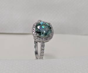 Anillo de Compromiso y Boda Lurba Jewels con Halo de Diamantes Cultivados en Laboratorio de 2 Quilates Azul Claro, Oro Blanco Sólido de 14k, Solitario para Mujer - Product Image 3