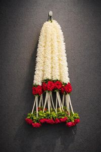 Guirnalda colgante de flores de jazmín Mogra artificial blanca premium con rosas rojas y cuentas de perlas Jhumar para la puerta del hogar - Product Image 4