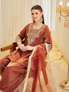 Conjunto de traje étnico de seda Fendi pesada con bordado de secuencia, Kurti, Palazzo y borde de encaje de diseñador, de exportador indio - Product Image 4
